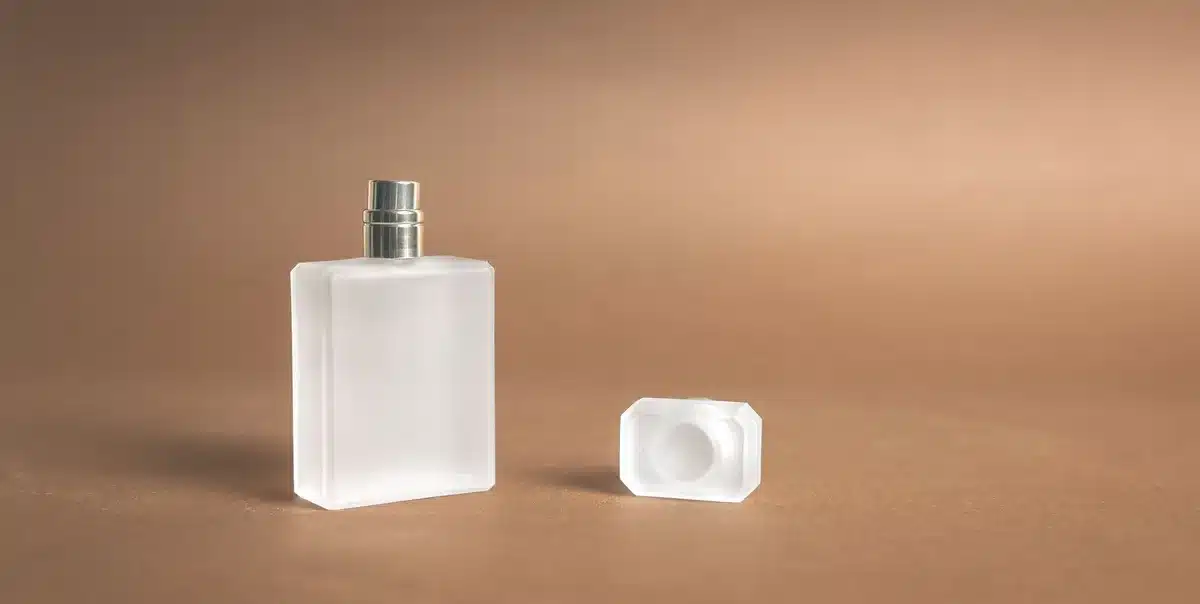 Bottiglia di profumo dal design contemporaneo e minimalista su sfondo neutro