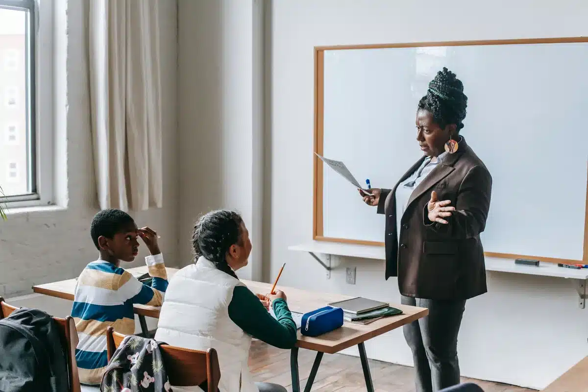 Insegnante e studente in dialogo durante una lezione inclusiva in aula