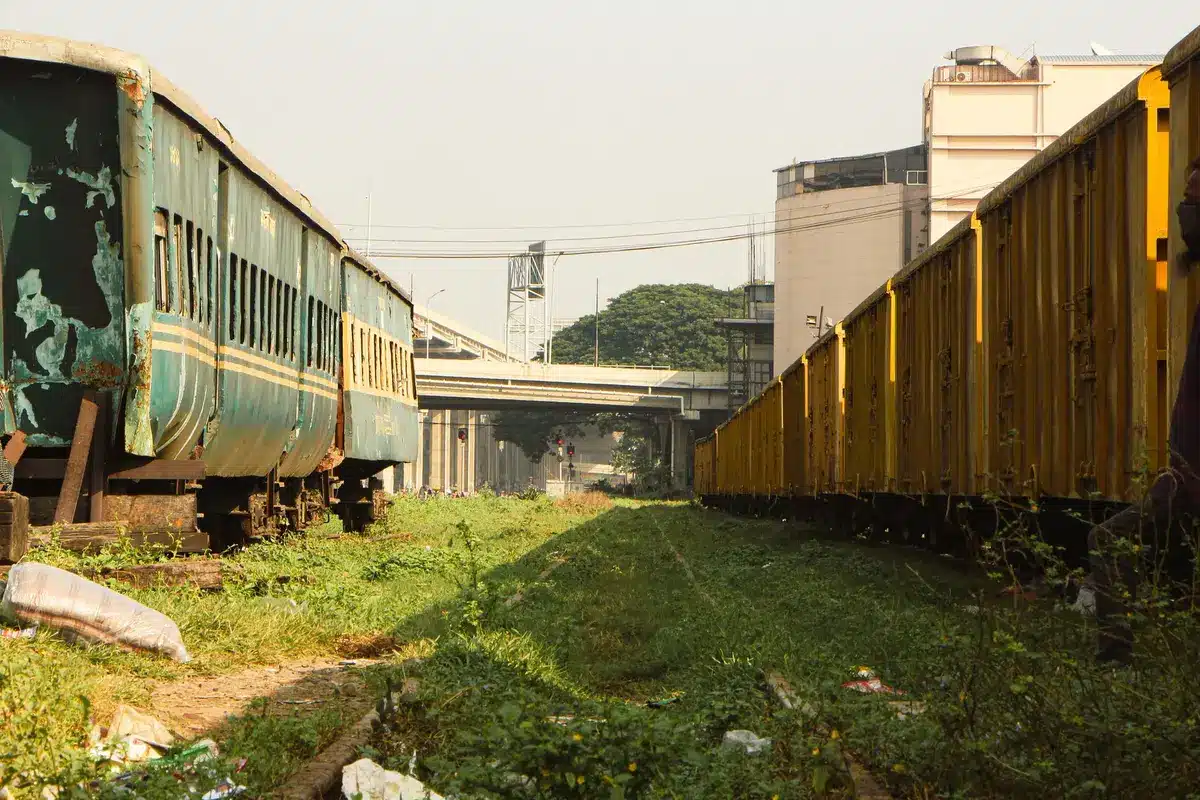 Passeggeri barricati all'interno di una carrozza ferroviaria durante una crisi