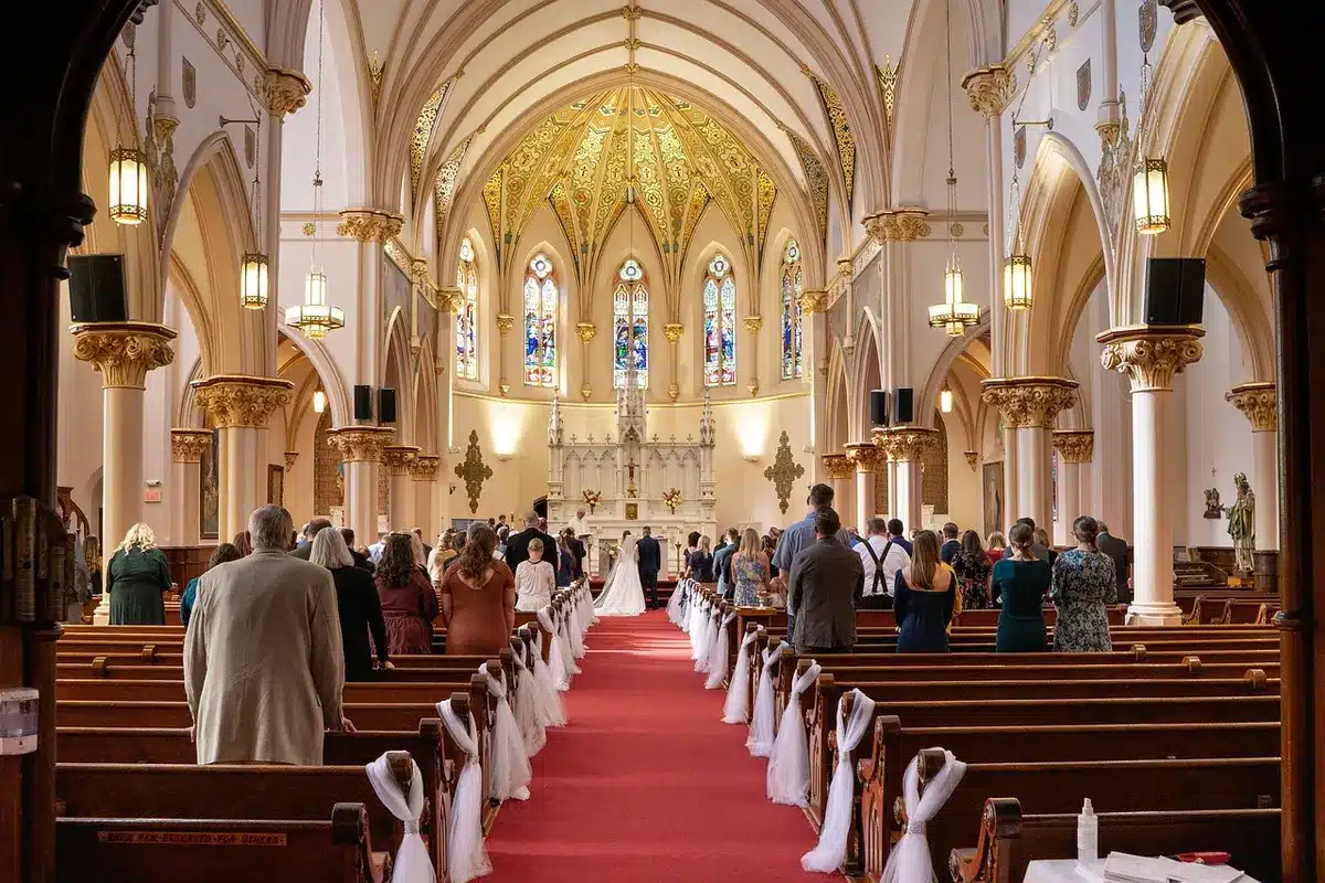 Mani di diverse persone con candele in un incontro interreligioso