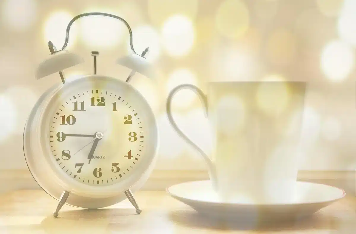Palinsesto televisivo cambiato con orologio e luci di studio