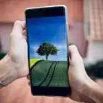 Serra vuota con scarpe abbandonate e telefono su tavolo, luce chiara