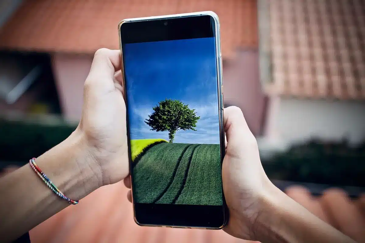 Serra vuota con scarpe abbandonate e telefono su tavolo, luce chiara