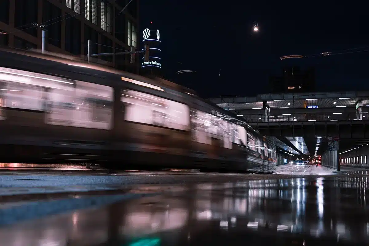 Stazione ferroviaria di notte con treni notturni in partenza