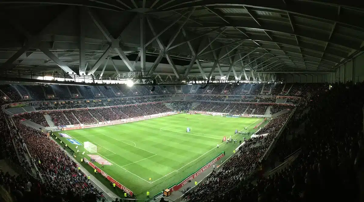Schermo che mostra una gara sportiva, simbolo della spinta degli ascolti di Sky Sport
