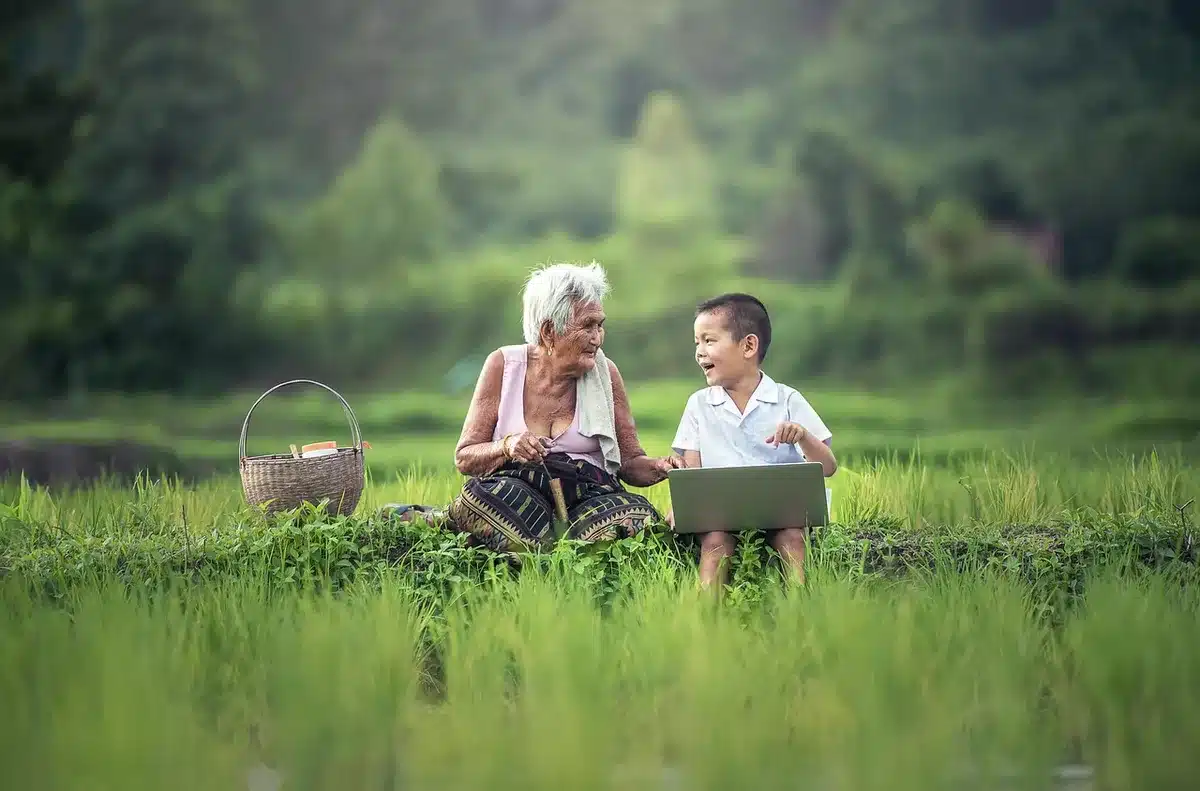 Caregiver famigliare che sostiene un anziano a casa