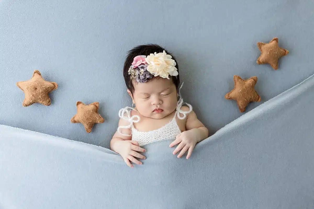 Bambina che sistema pentole in una cucina, simbolo di responsabilità precoce