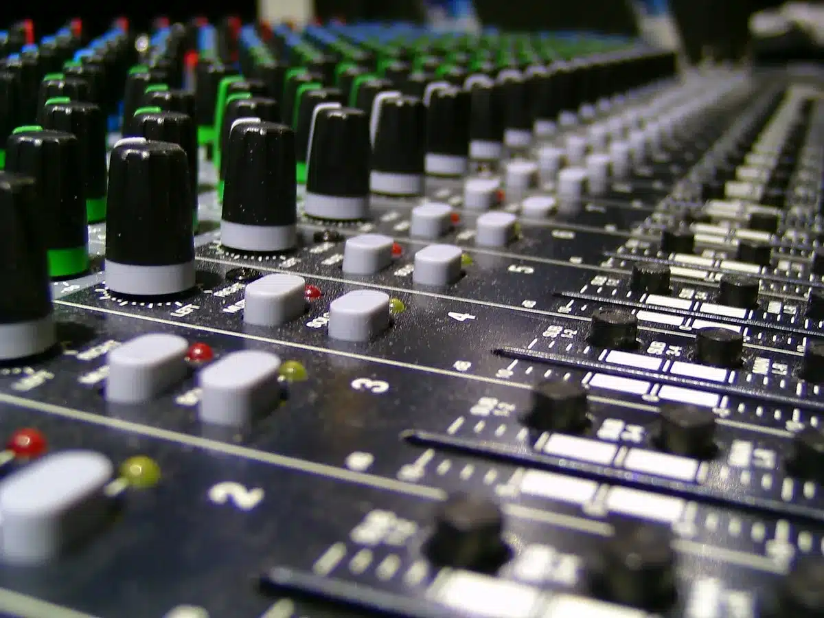 Interno di uno studio radiofonico anni Settanta con console e microfono