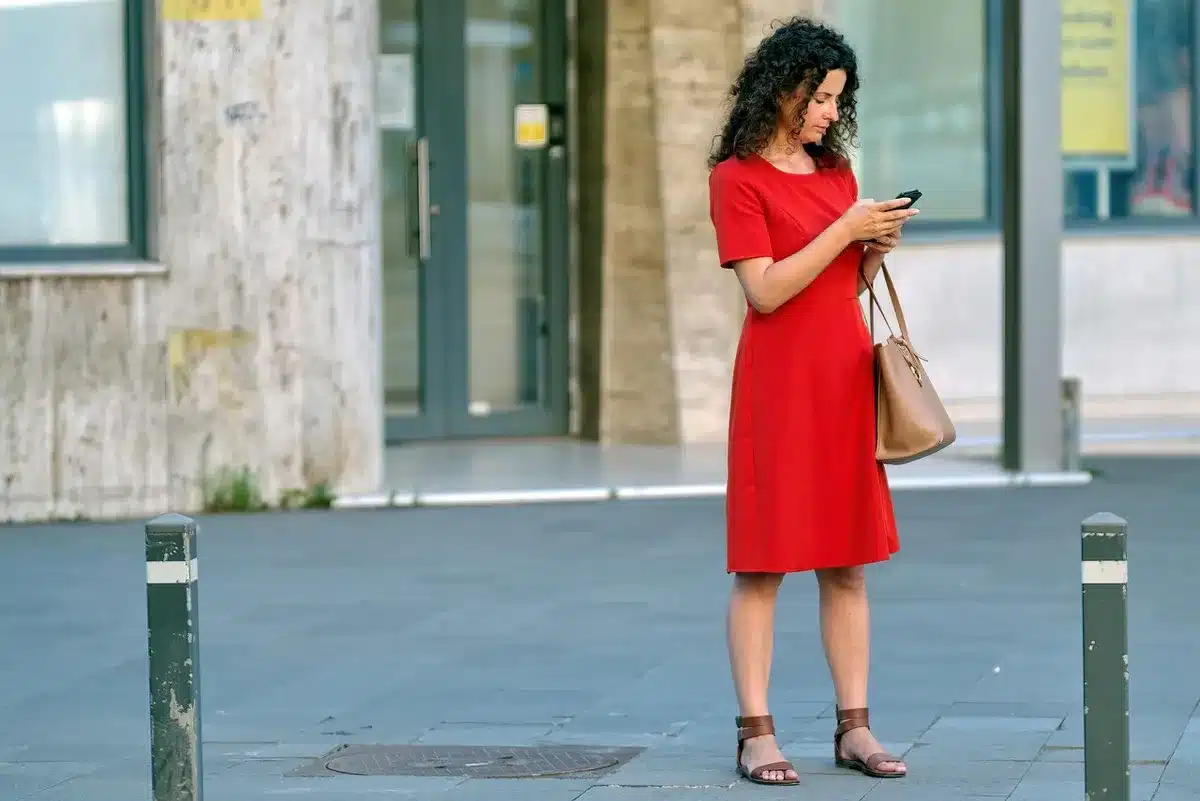 Giovani che apprendono tecniche di ripresa con smartphone in un laboratorio