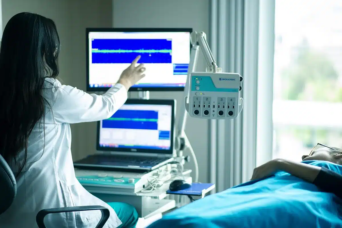 Macchina per analisi radiografie con medico sullo sfondo