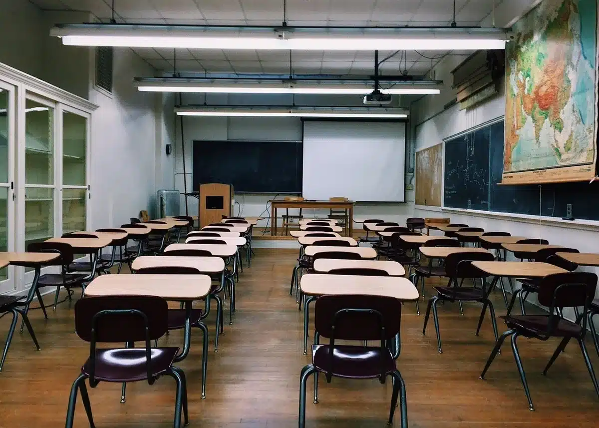 Computer di un docente con registro elettronico aperto su uno schermo