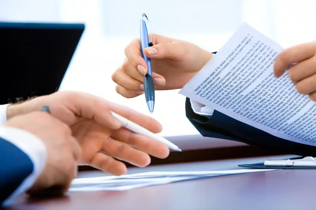 Ufficiali e interprete durante un colloquio di asilo in un ufficio