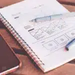 Mani anonime che scambiano documenti su un tavolo in un ufficio amministrativo