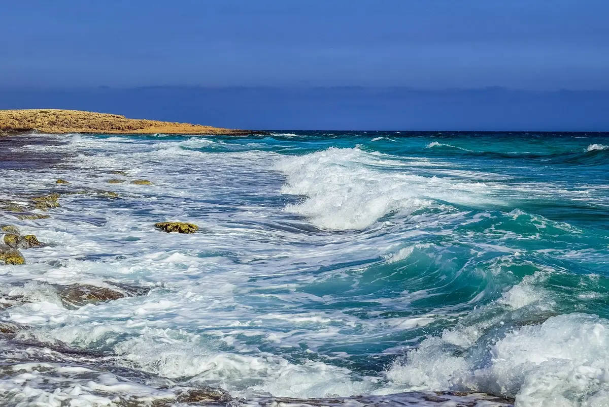 Mare agitato con onde e spruzzi sotto vento forte