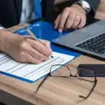 Mani anonime che tengono documenti su una scrivania d'ufficio