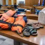 Sopravvissuti al naufragio mostrano disegni che raccontano paura e speranza
